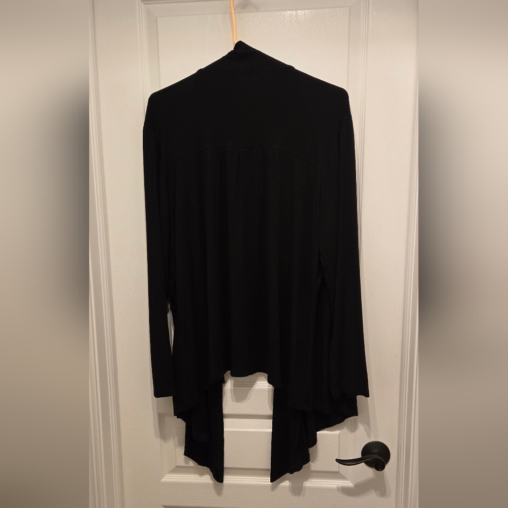 Cha Cha Vente Black Open Front Top